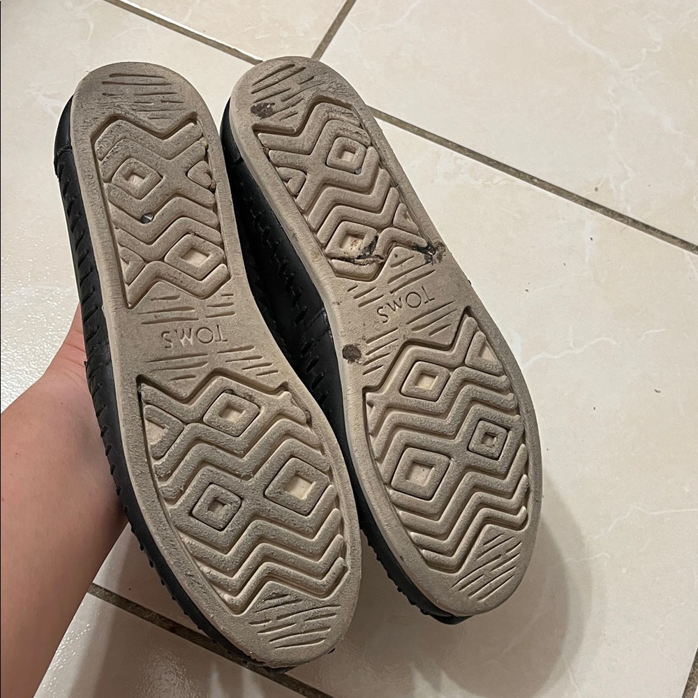 Toms Women's Black Leather Slip-On Loafers - Picture 4 of 8